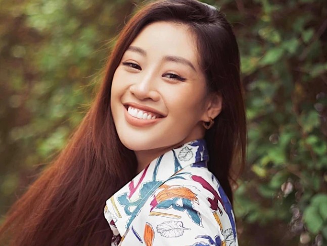 Hoa hậu Khánh Vân đi trao quà từ thiện vẫn xinh lung linh, chẳng ai có thể rời mắt