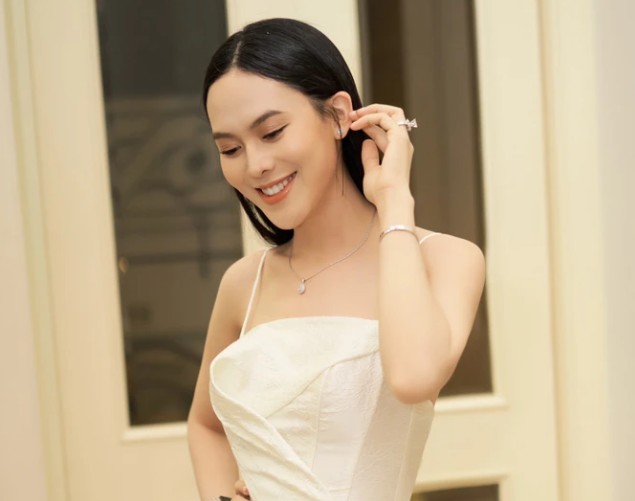 Người đẹp được yêu thích nhất Miss Universe VietNam 2015 khoe vòng eo con kiến đón tuổi mới