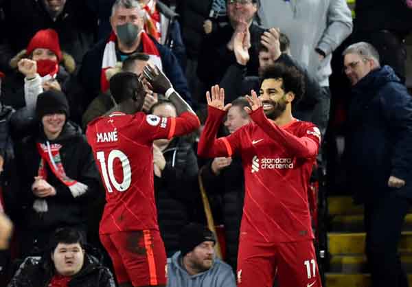 Salah tiếp tục thăng hoa, Liverpool áp sát Man City