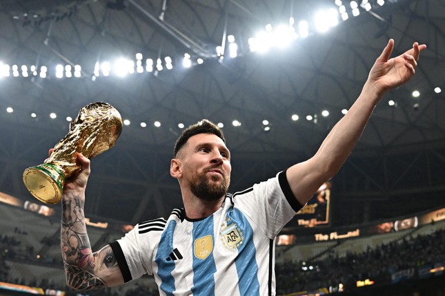 Argentina tức tốc khoe cúp vàng trước khi trả lại cho FIFA