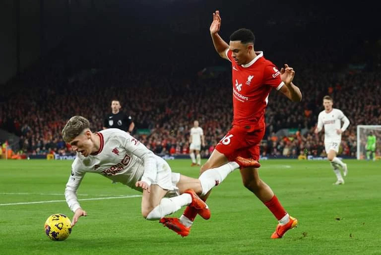 Bị MU cầm hòa, Liverpool mất ngôi đầu bảng Premier League