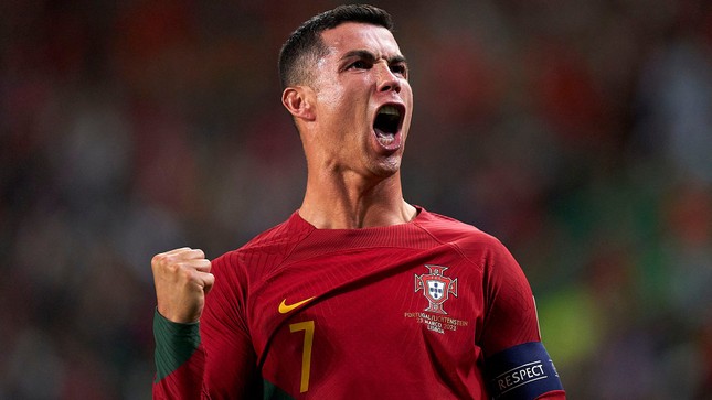 Ronaldo lập cú đúp trong ngày đi vào lịch sử