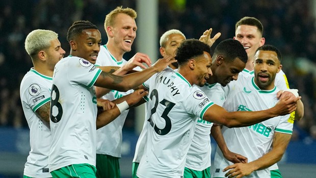 Premier League: M.U đánh rơi chiến thắng, Newcastle chắc top 3