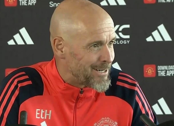 HLV Ten Hag đáp trả Ronaldo