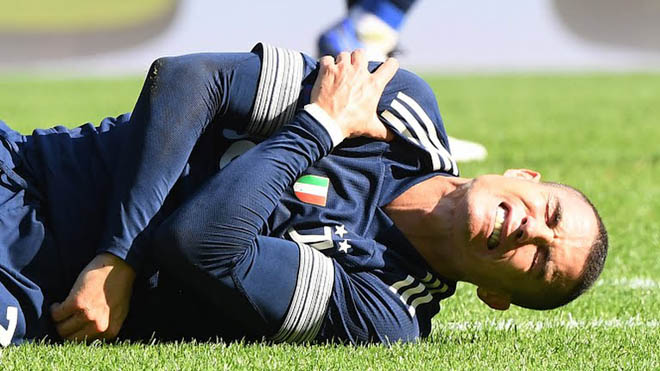 Ronaldo chấn thương trong ngày lên top ghi bàn châu Âu, Juventus run rẩy