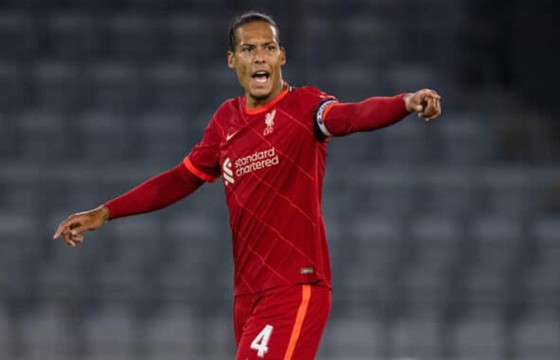 Liverpool “trói chân” đội trưởng Van Dijk