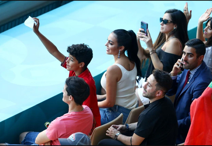 Bạn gái và con trai cổ vũ cuồng nhiệt trên khán đài, Ronaldo vẫn thua đau