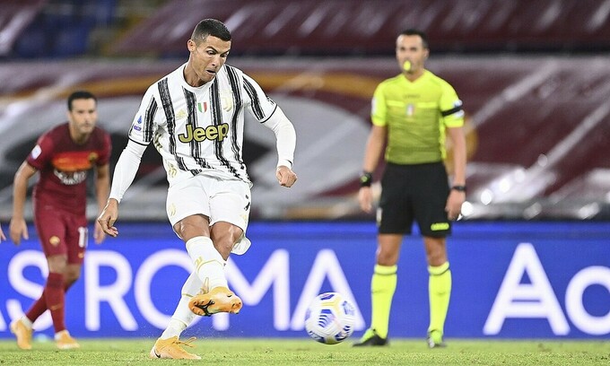 Ronaldo lập cú đúp trước Roma